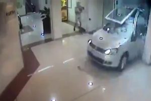 87 yaşındaki s&uuml;r&uuml;c&uuml; AVM'yi otopark sanırsa...