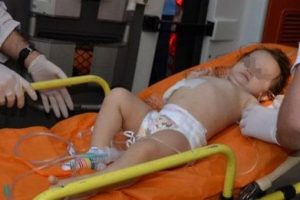 Bebek silahlı saldırının arasında kaldı!