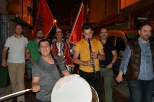 Bursa'da Arnavut g&ouml;&ccedil;menlerinin renkli sahur k&uuml;lt&uuml;r&uuml; sokaklarda!