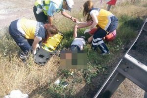 Bursa'da kaza yapan motosiklet s&uuml;r&uuml;c&uuml;s&uuml;n&uuml;n ezilen bacağı kesildi