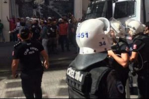 Onur y&uuml;r&uuml;y&uuml;ş&uuml; &ouml;ncesi Taksim'de polis m&uuml;dahalesi