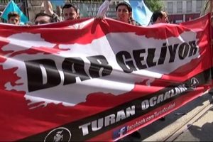 Taksim'de Turancı-LGBT'li gerginliği