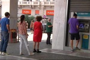 Yunan halkı bankalara akın etti