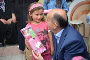 Bursa'da minik kız bakın Bakan M&uuml;ezzinoğlu'nu nasıl g&uuml;ld&uuml;rd&uuml;