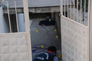 Eski karısına kurşun yağdırdı