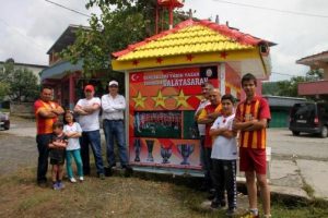 Fanatik &ccedil;eşme şampiyonun renklerine boyandı