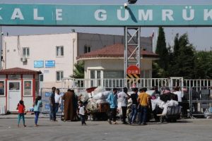 &Uuml;lkelerine d&ouml;nmek isteyen Suriyeliler sınırda