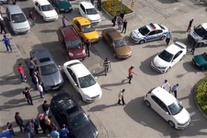 Şehrin ortasında kıyameti kopardılar, sonra da polisi b&ouml;yle kandırdılar!
