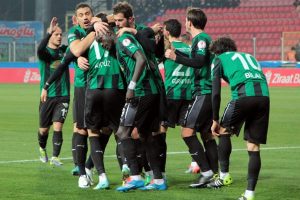 Akhisar Belediyespor topbaşı yapıyor