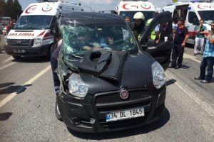 &Ouml;zel halk otob&uuml;s&uuml; otomobille &ccedil;arpıştı