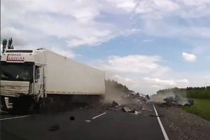 TIR otomobilleri bi&ccedil;ti: 2 &ouml;l&uuml; !