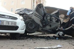 Ters y&ouml;ne giren minib&uuml;s polis memurunun otomobiline &ccedil;arptı: 3 &ouml;l&uuml;