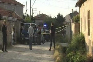 Hen&uuml;z 4 yaşındaki bedeni kamyon altında kaldı!