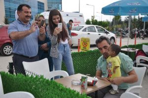 Bursa'daki "parmak" &ccedil;ocuğa ilgi b&uuml;y&uuml;k!
