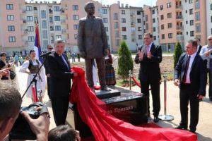 Sırbistan "suikast&ccedil;ı"nın heykelini dikti ve kahraman ilan etti