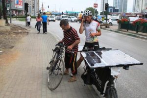 Bursa'da 'g&uuml;neş enerjili bisiklet' ge&ccedil;ti! D&uuml;nyayı dolaşıyor...