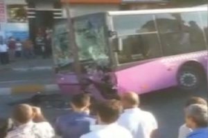 İstanbul'da &ouml;zel halk otob&uuml;sleri kafa kafaya &ccedil;arpıştı