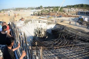 Antalya'da Expo inşaatında iskele &ccedil;&ouml;kt&uuml;