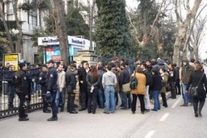 Savunma almadan okuldan attılar