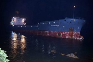 Y&uuml;k gemisi &Ccedil;anakkale Boğazı'nda karaya oturdu