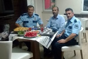 Bursa'da iftar saati yolda kalan TIR şof&ouml;r&uuml;ne yardım eli polisten geldi