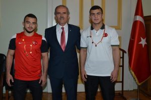 Başkan Altepe'den şampiyon g&uuml;reş&ccedil;ilere altın