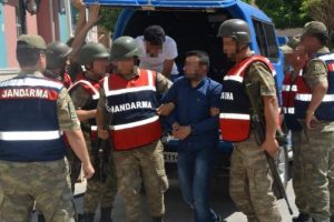 Diyarbakır'da 4 &ccedil;ocuğu PKK'ya g&ouml;t&uuml;rmeye &ccedil;alışan 2 kişi tutuklandı