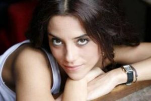 Cansu Dere kazancını seyahate yatırıyor...