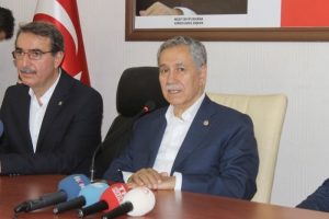 Arın&ccedil; LGBT y&uuml;r&uuml;y&uuml;ş&uuml;n&uuml; topa tuttu