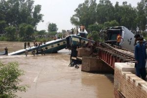&Uuml;zerinden tren ge&ccedil;en k&ouml;pr&uuml;n&uuml;n &ccedil;&ouml;kt&uuml;!