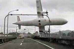 Tayvan'da nehre d&uuml;şen u&ccedil;akta pilot yanlış pedalı &ccedil;ekmiş