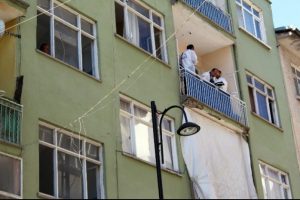Yalnız yaşayan kadın evde &ouml;l&uuml; bulundu