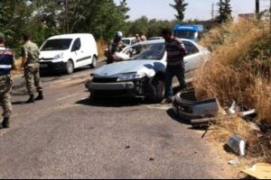 Yolcu minib&uuml;s&uuml; ile otomobil &ccedil;arpıştı: 8 yaralı