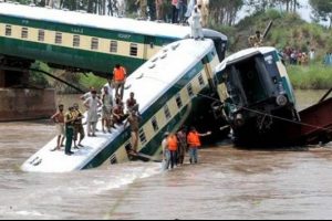 Pakistan'da facia: &Uuml;st&uuml;nden tren ge&ccedil;erken &ccedil;&ouml;kt&uuml;