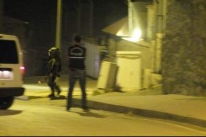 Askeri lojman &ouml;n&uuml;nde ş&uuml;pheli &ccedil;anta paniği