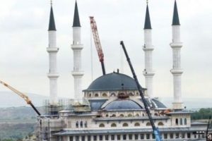 Cumhurbaşkanlığı Sarayı'ndaki cami bug&uuml;n a&ccedil;ılıyor