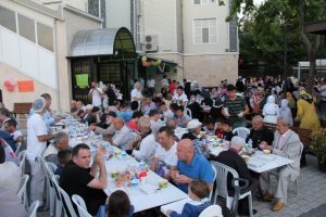 Bursa'da dedeler torunlarla iftarda buluştu