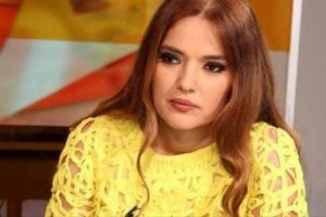 Demet Akalın'ın &ouml;p&uuml;şme fotoğrafına tepki yağdı...
