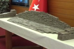 Bir TIR uyuşturucuyu T&uuml;rkiye'ye soktular