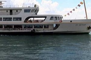 Beşiktaş'ta bir kişi vapurdan denize atladı