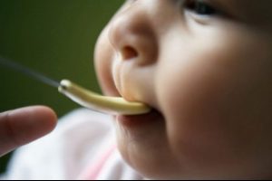 &Ccedil;ocuğunu yetersiz besleyen vegan anne babaya soruşturma