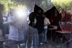 Kahvehaneyi bastılar, polise saldırdılar
