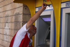 Bursa'da kayıp paraları b&uuml;y&uuml;te&ccedil;le aradılar
