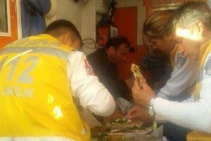 Sosyal medya bu g&ouml;r&uuml;nt&uuml;y&uuml; konuşuyor! Ambulansta lahmacun...