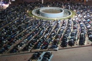 Muhammed Nasr'ın teravih namazına 4 bin kişi katıldı