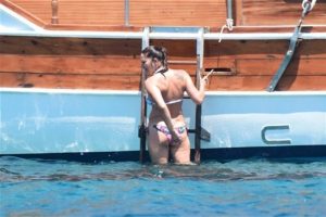 Nurg&uuml;l Yeşil&ccedil;ay yine bikinili yakalandı...