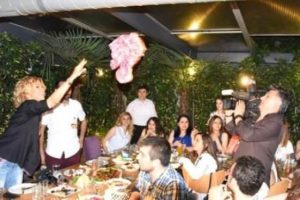 G&uuml;lben Ergen giymediği kıyafetlerini hayranlarına dağıttı...