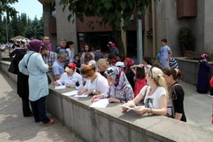 Bursa'da 4+4+4 mağdurları yeniden valiliğe y&uuml;r&uuml;d&uuml;