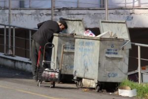 Yoksul olduğuna kimseyi inandıramadı