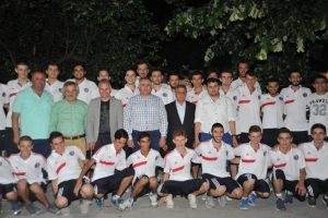 Bursa Orhangazi'de Bakan &Ccedil;ağlayan basketbolcularla bir araya geldi